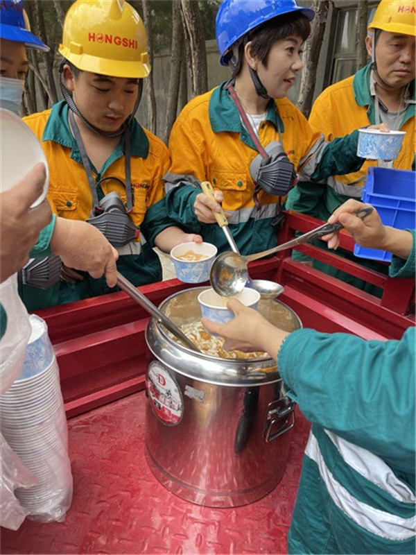 炎炎夏日送清凉 丝丝关爱入心田——红河天宝组织送清凉运动