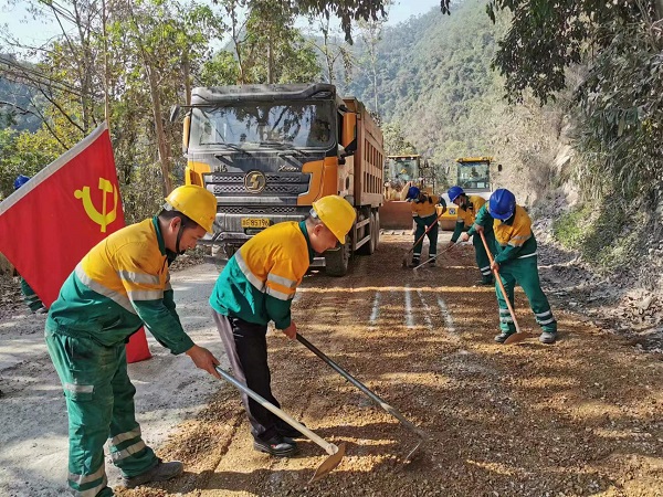 践初心 暖民心——景谷永利欢喜娱人城组织党员义务修路运动